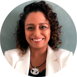 Dra. Thais Lucena de Oliveira